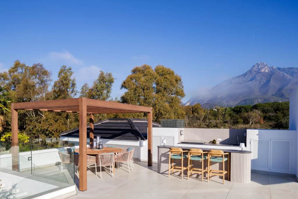 Pools & outdoor living